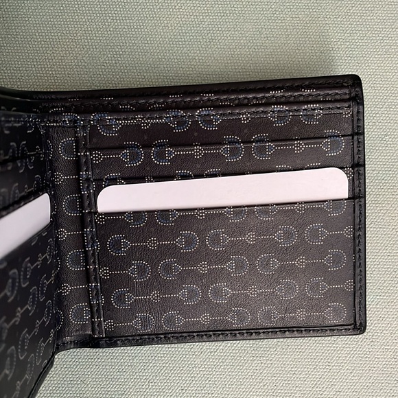 Authentic Gucci Bi-Fold Leather Wallet - Picture 4 of 11